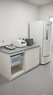 Bancada com Equipamentos de Laboratório