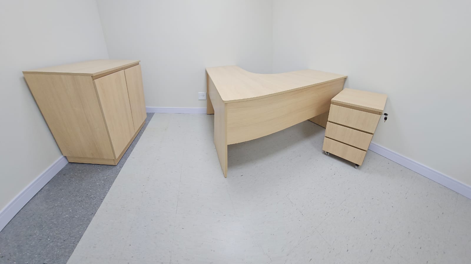 Mesa em L com Gaveteiro Móvel