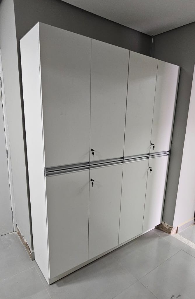 Armário Grande com Sistema de Fechaduras