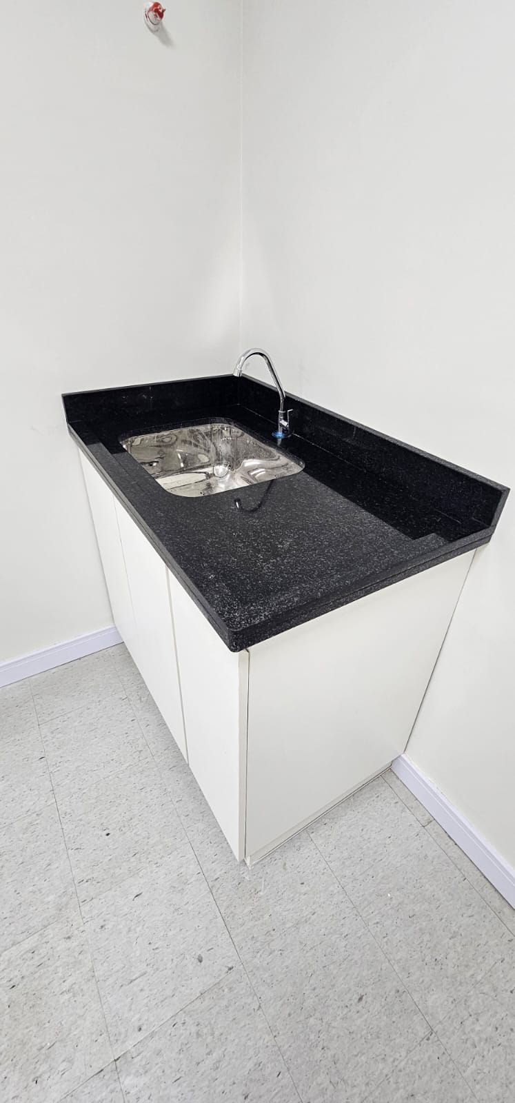 Bancada Hospitalar Compacta com Granito Escuro