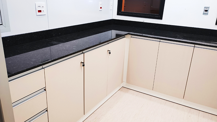 Bancada em L Hospitalar com Granito Escuro