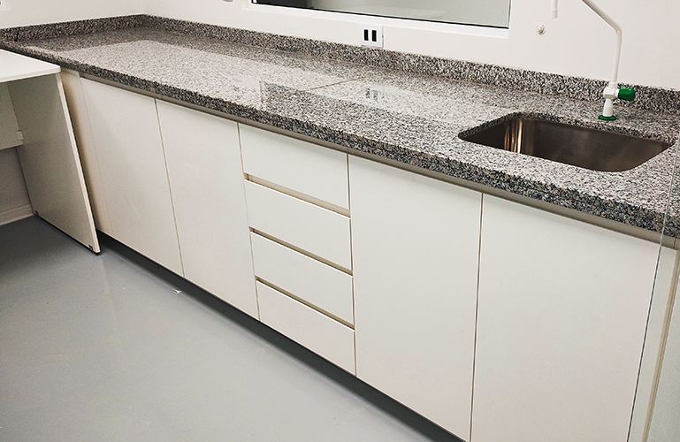 Bancada Linear Hospitalar com Granito Pontilhado