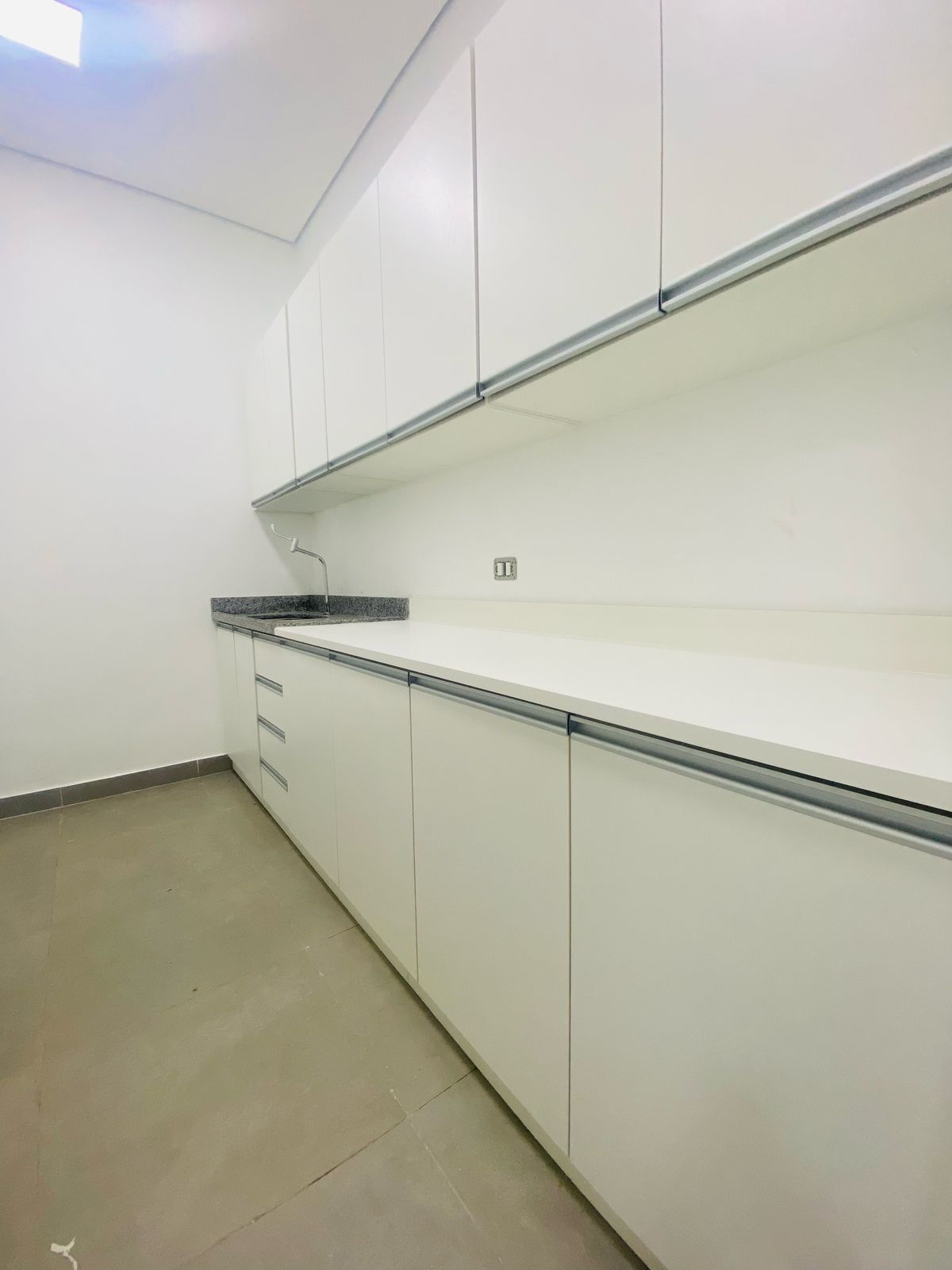 Bancada Linear com Pia Integrada