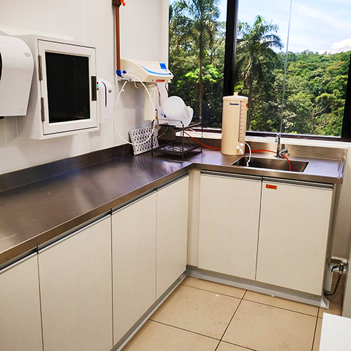 Bancada Hospitalar com Equipamentos