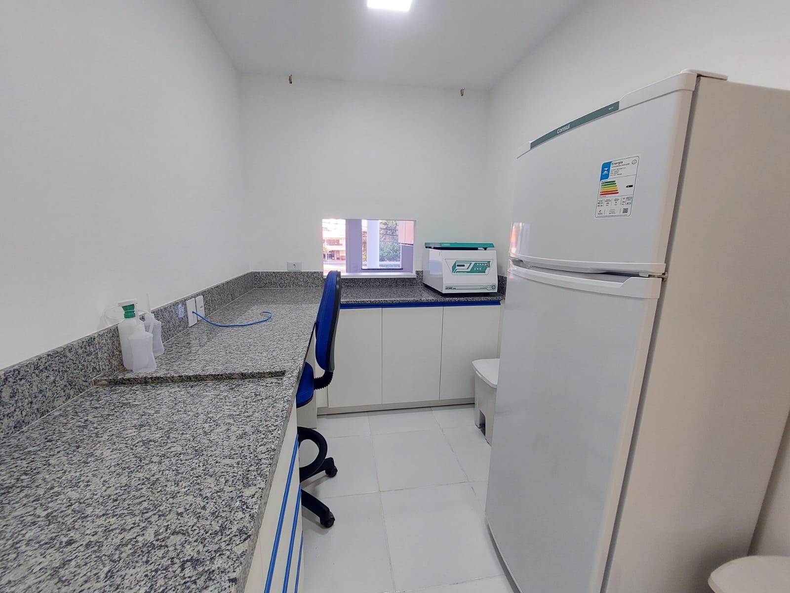 Bancada em L com Geladeira e Equipamentos