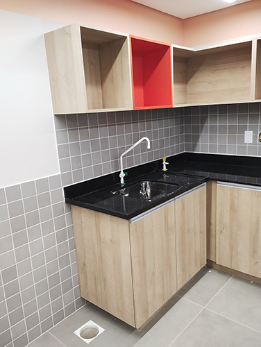 Bancada de Canto com Pia e Armários