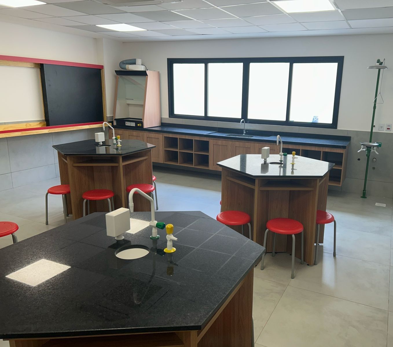 Laboratório com Bancadas Sextavadas - Vista 1