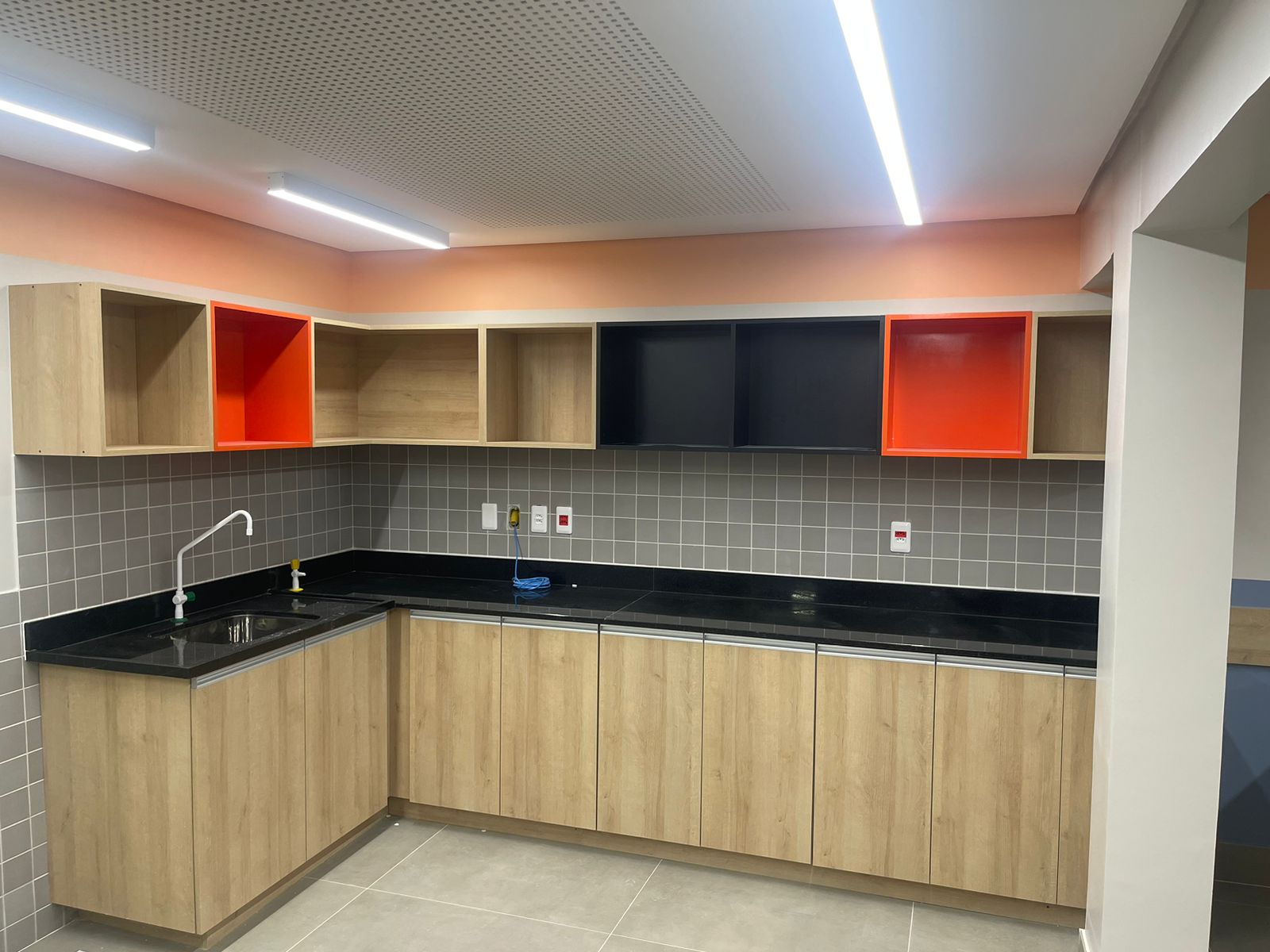 Bancada em L com Armários Coloridos