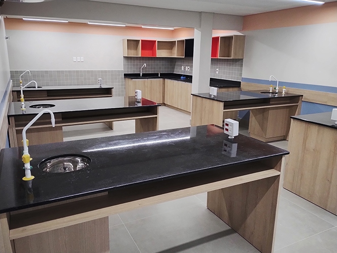 Laboratório com Bancadas Centrais Completo