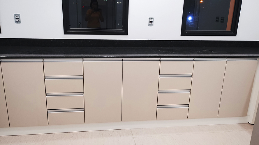 Bancada Linear com Gavetas Múltiplas