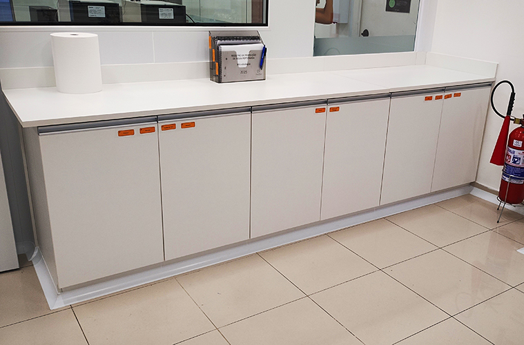 Bancada Linear com Armários de Armazenamento