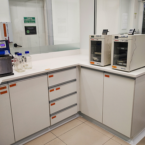 Bancada com Sistema de Gavetas e Equipamentos