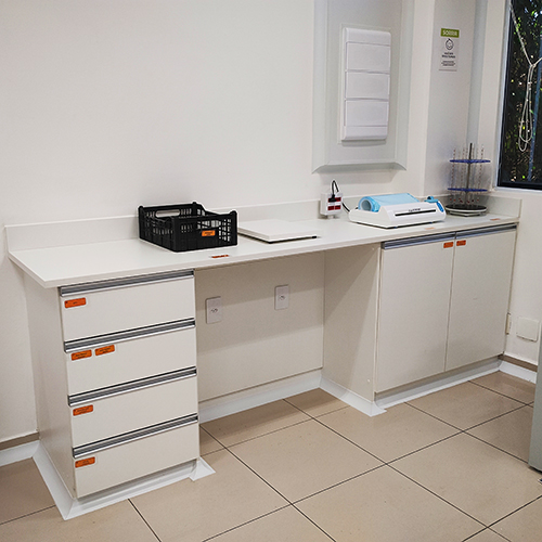 Bancada Linear com Gavetas e Equipamentos