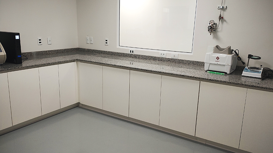 Bancada Integrada com Equipamentos Científicos