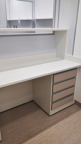 Bancada com gavetas e prateleira