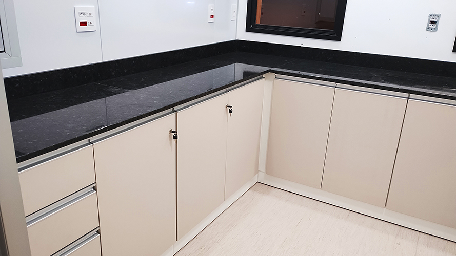 Bancada em L com tampo em granito preto e Gavetas