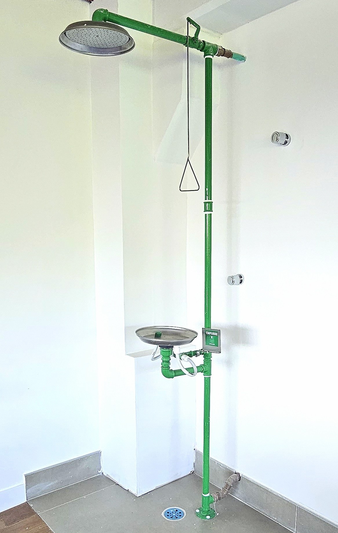 Chuveiro lava-olhos de segurança