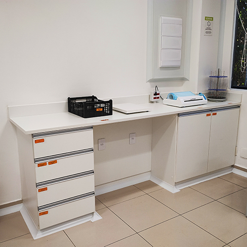 Bancada com gavetas múltiplas