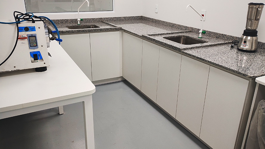 Bancada com Equipamentos Analíticos Integrados