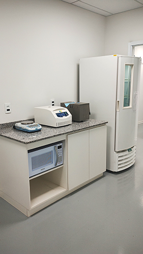 Bancada com equipamentos de apoio laboratorial