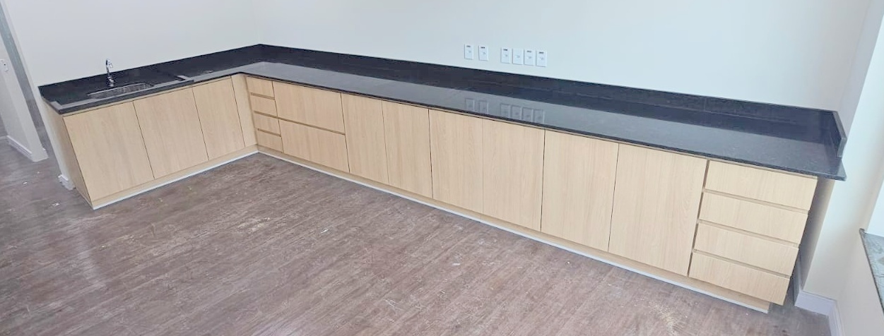 Bancada em L com Acabamento em Madeira