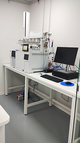 Bancada laboratorial com equipamentos analíticos
